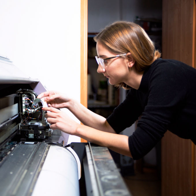 Operadora trabajando en máquina de impresión
